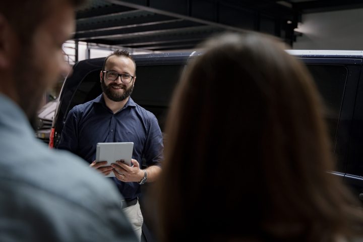 Transfer driver doing the brinfing for the tour