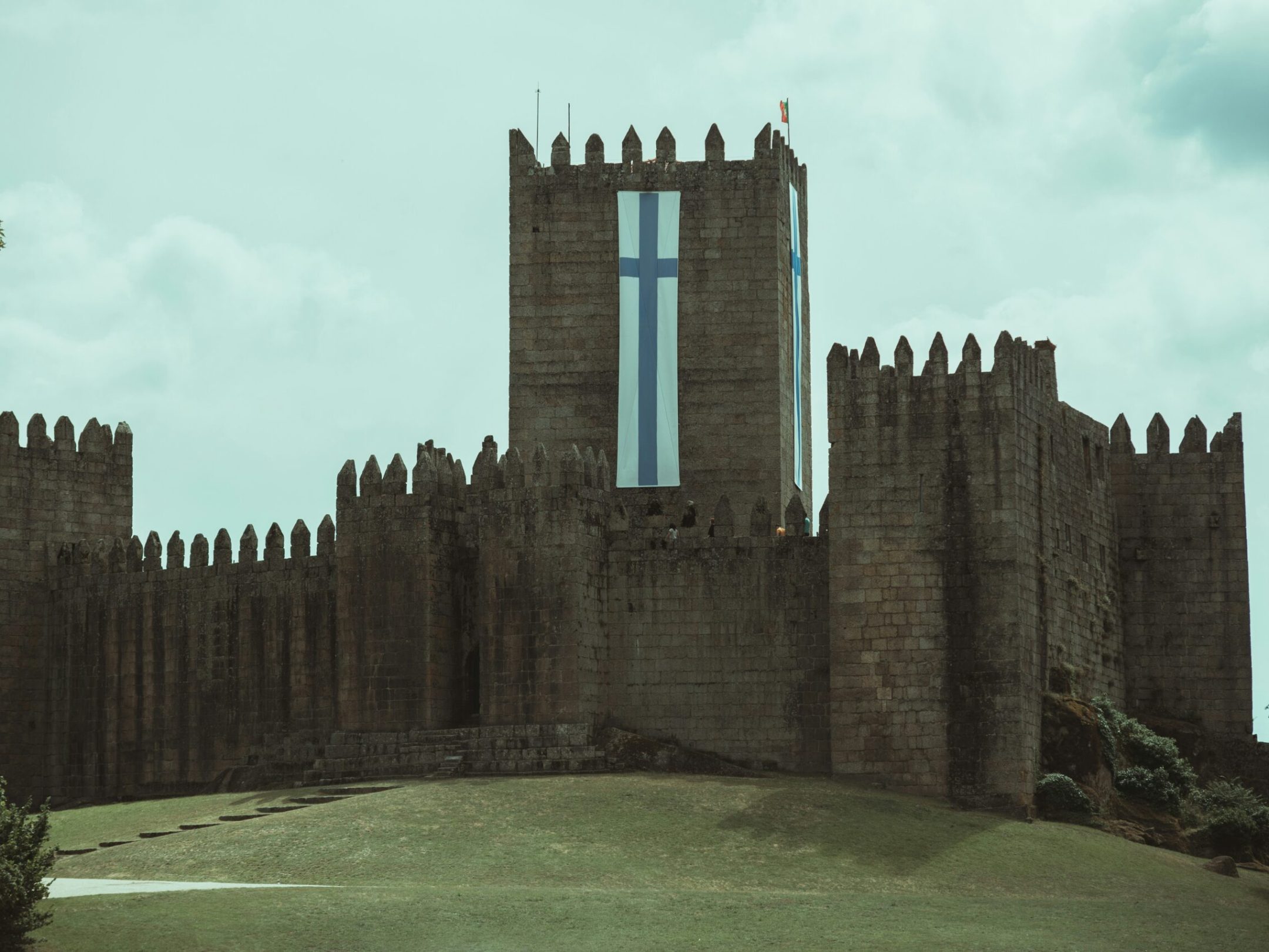 Guimarães castle and d henriques flag