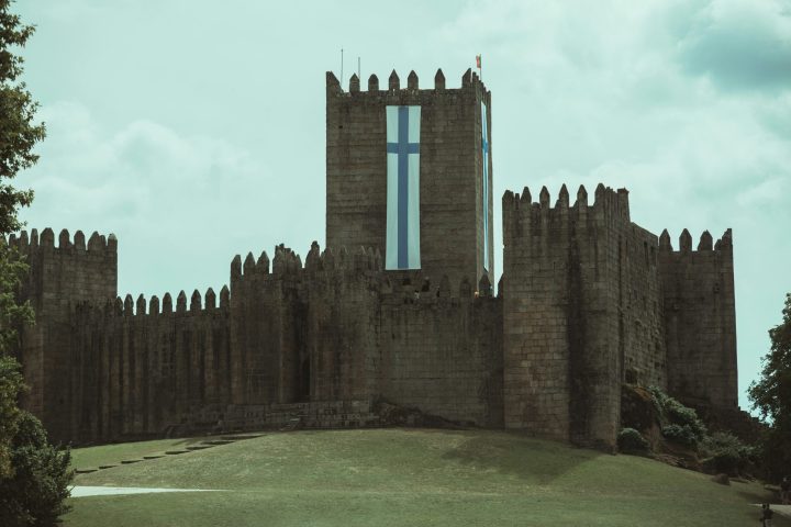 Guimarães castle and d henriques flag