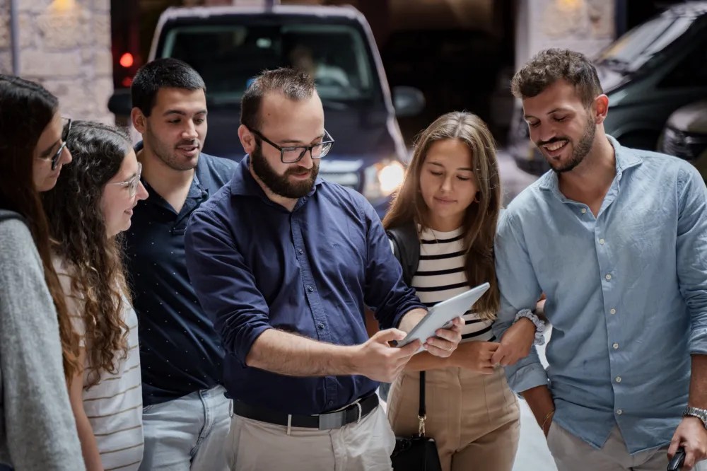 um grupo de pessoas olhando para um telefone celular