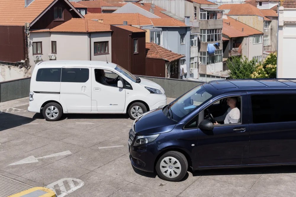 Um carro estacionado em frente a uma casa